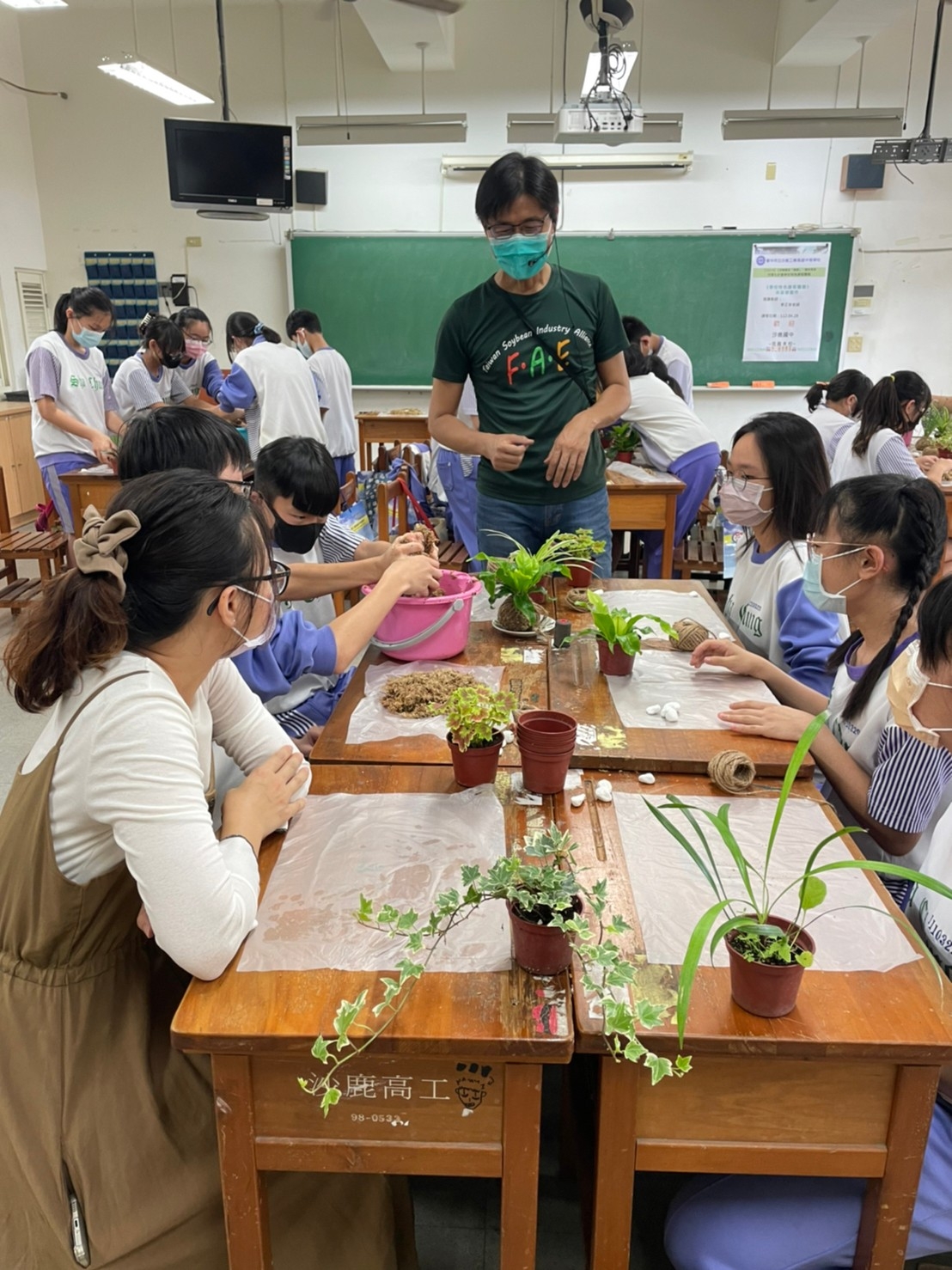 沙鹿高工111-2【學校特色課程體驗】水苔球製作