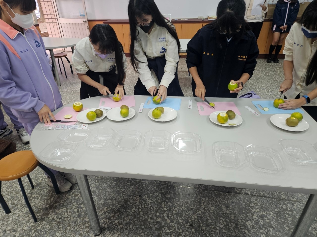 112年12月07日石岡國中職業試探-水果切割拼盤-地點致用高中創客教室